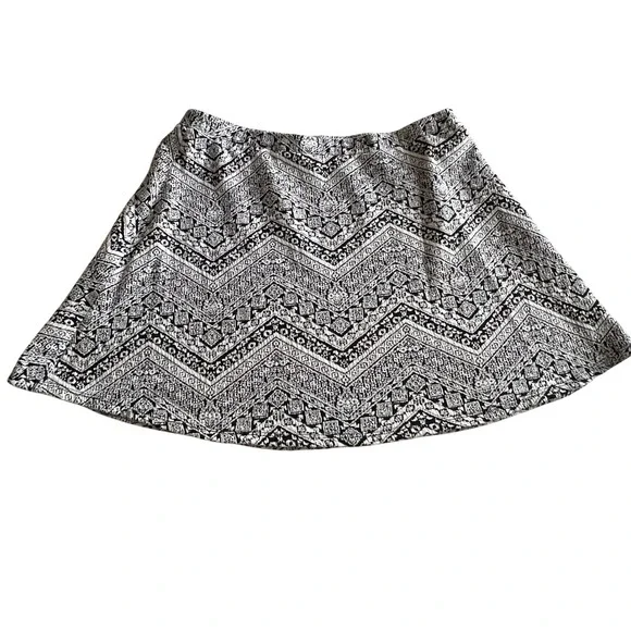 Skirt XL Black White Chevron Mini Bohemian Festival No Boundaries Skater Indie - Picture 3 of 8